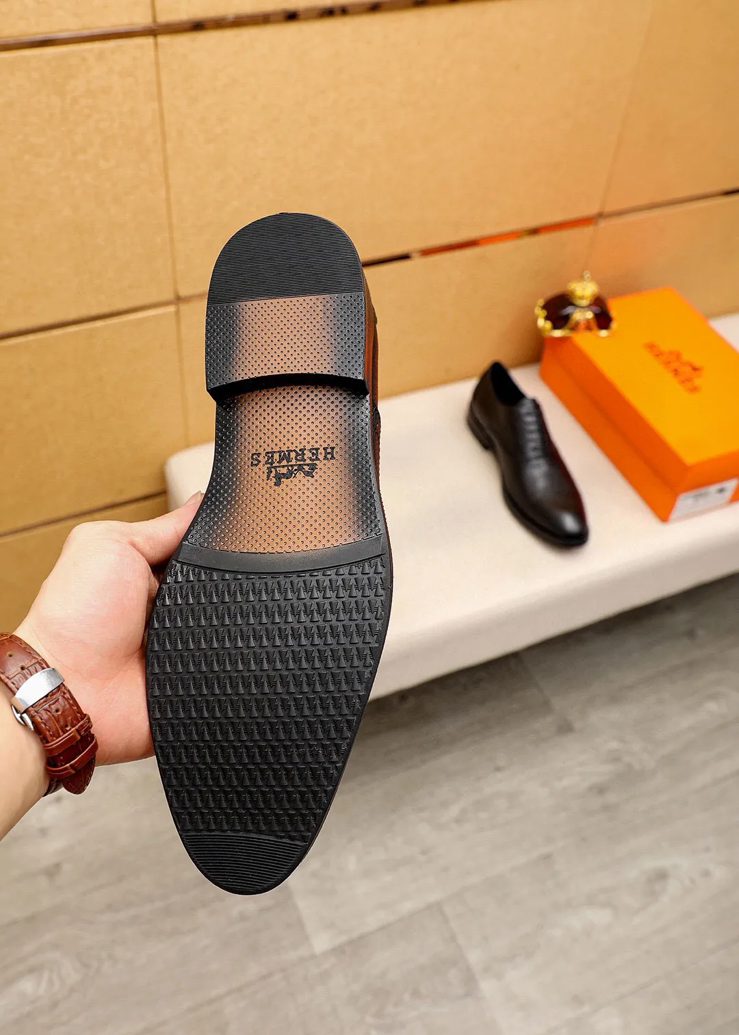 Men's shoes 💰460 💐 Product trademark: HERMES "Hermès" business leather shoes Regular size: 38-44 (45🉑️customized) Product materials: Selected imported first-layer pebbled calfskin upper, imported water-dyed 🐂 cowhide lining. Strong three-dimensional visual effect, non-slip and wear-resistant combination outsole Color: 2⃣️colors available